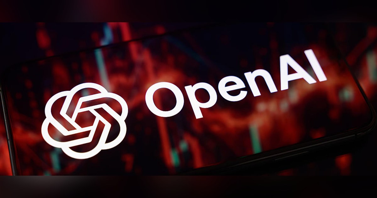 El logo de OpenAI en la pantalla de un teléfono, sobre un fondo de gráficos bursátiles en rojo